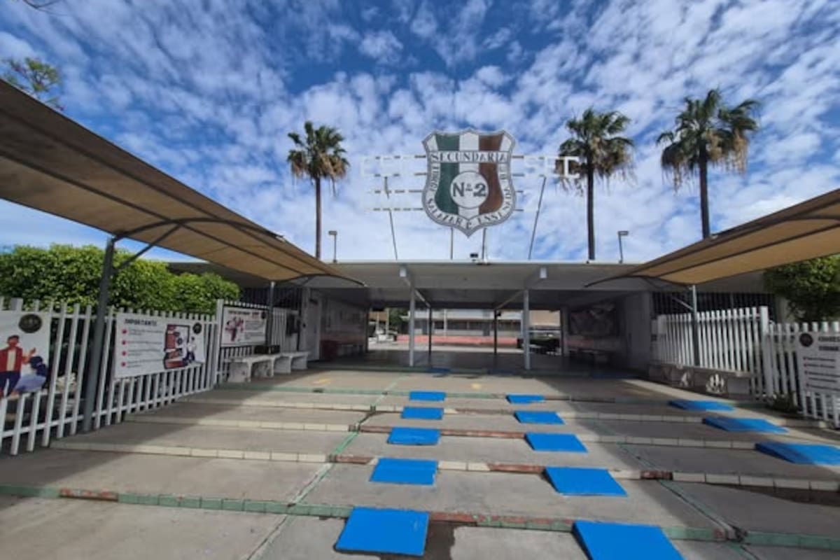 Colectivo feminista cuestiona normas de vestimenta para madres en secundaria de Ensenada tras prohibir ciertas prendas