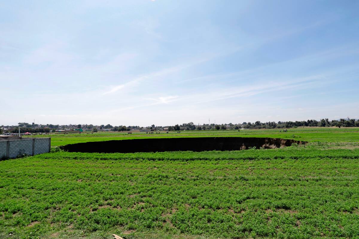 Vista de un enorme socavón, en la zona de cultivo la loma, del municipio de Juan C. Bonilla estado de Puebla (México).Una falla geológica ha causado un enorme socavón cuyo diámetro ha ido creciendo en el estado de Puebla, en el centro de México, según las primeras investigaciones de las autoridades. EFE/Hilda Ríos