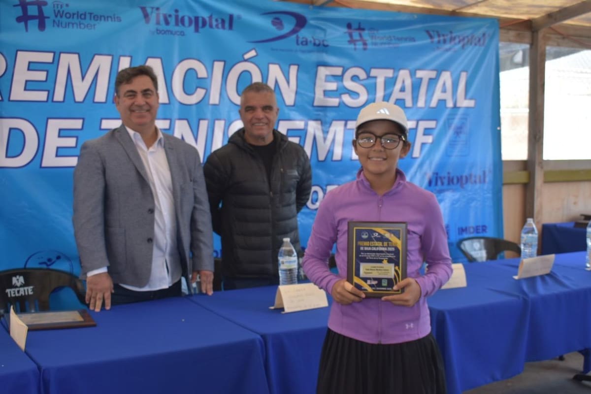 Frida Mendoza, la promesa rosaritense que domina el tenis estatal juvenil