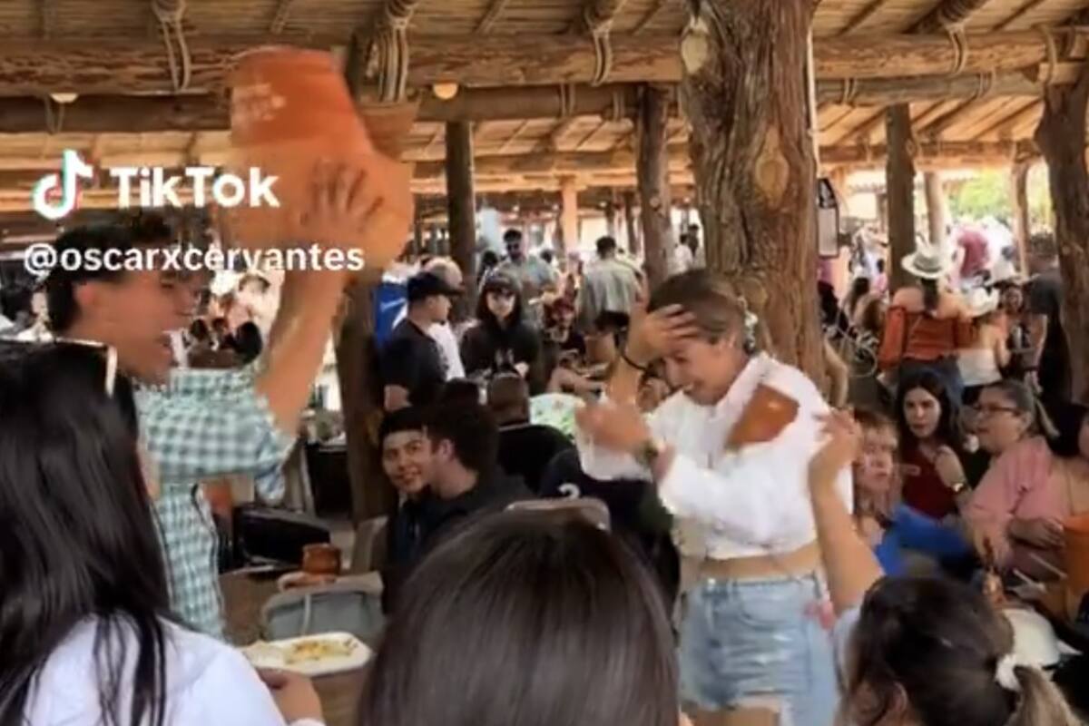 VIDEO: Joven rompe un ‘cantarito’ con la cabeza y se descalabra