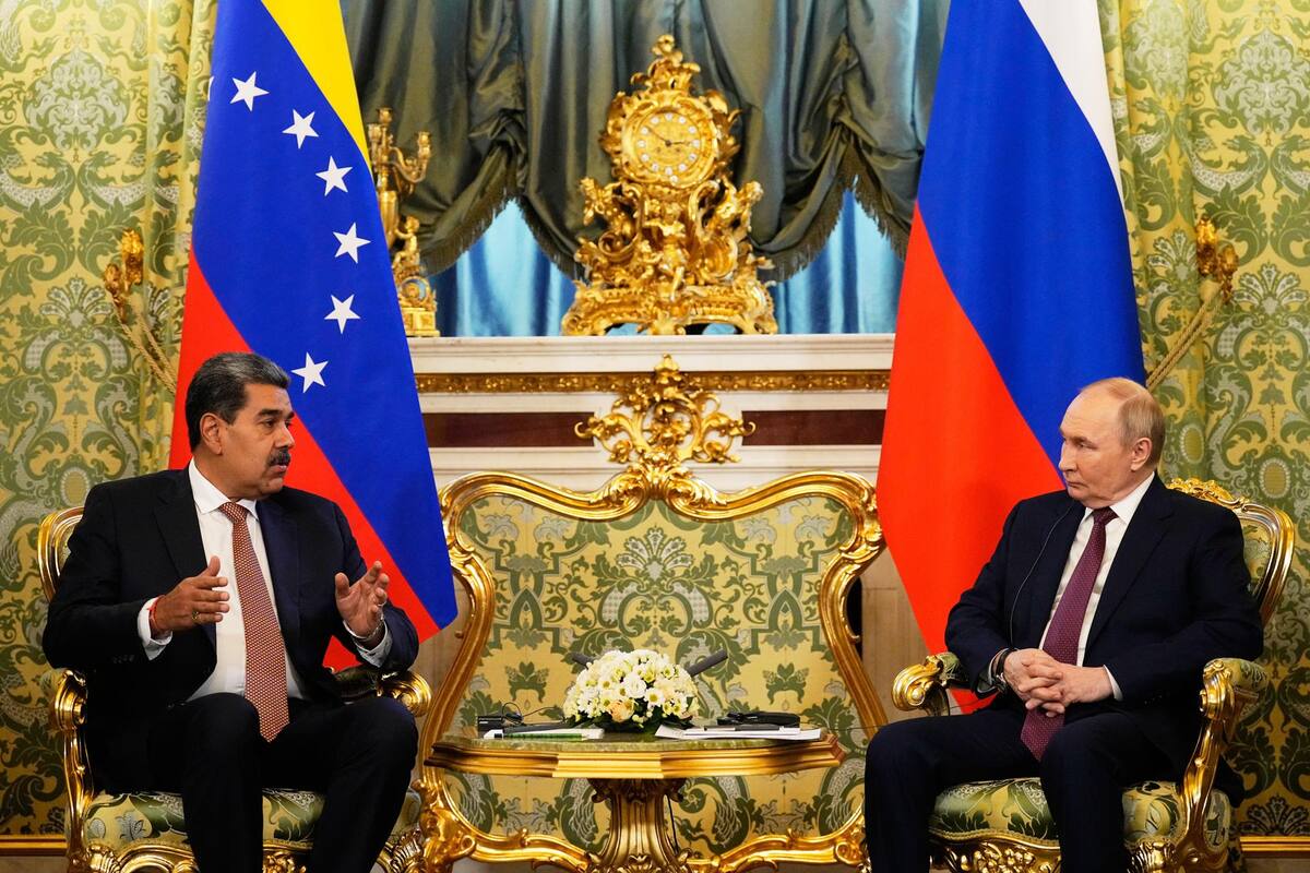 El presidente ruso Vladimir Putin (D) habla con el presidente venezolano Nicolás Maduro (I) durante su encuentro en el Kremlin en Moscú, Rusia, el 07 de mayo de 2025. Rusia celebrará el 80 aniversario de la victoria en la Segunda Guerra Mundial sobre la Alemania nazi y sus aliados el 09 de mayo. (Alemania, Rusia, Moscú) | Crédito: EFE/EPA/ALEXANDER ZEMLIANICHENKO / POOL