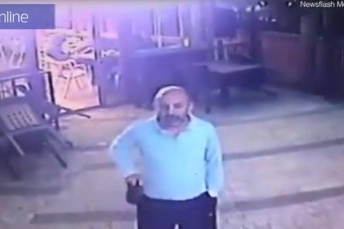 VIRAL: Un hombre queda casi desnudo al ser atacado por un gato