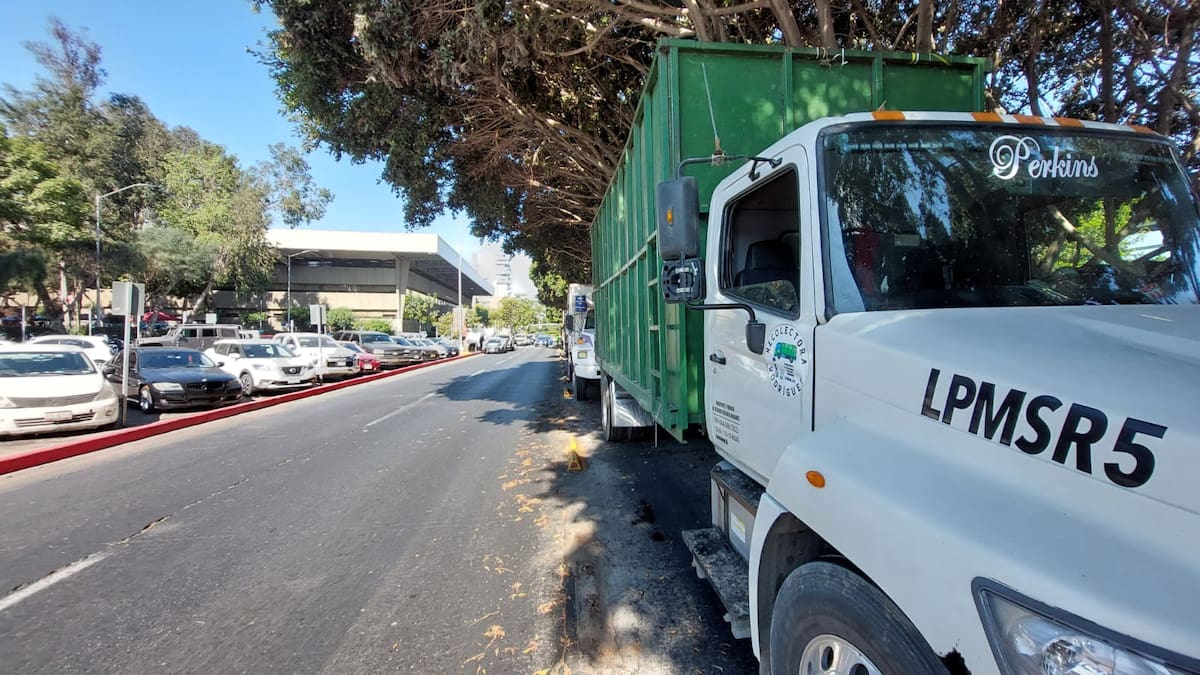 Los propietarios de los camiones explicaron que tienen desde la semana pasada sin recoger la basura.