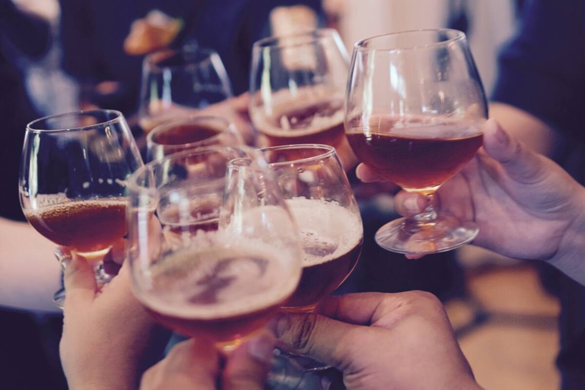 Jóvenes andan de fiesta y pasan bebida alcohólica a un carro y resulta ser una patrulla