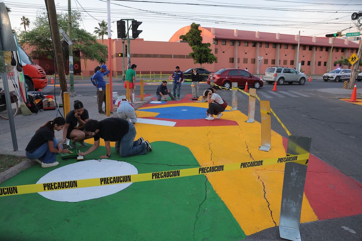 Estudiantes y ciudadanos participan en la creación del mural impulsado por la iniciativa Asphalt Art.