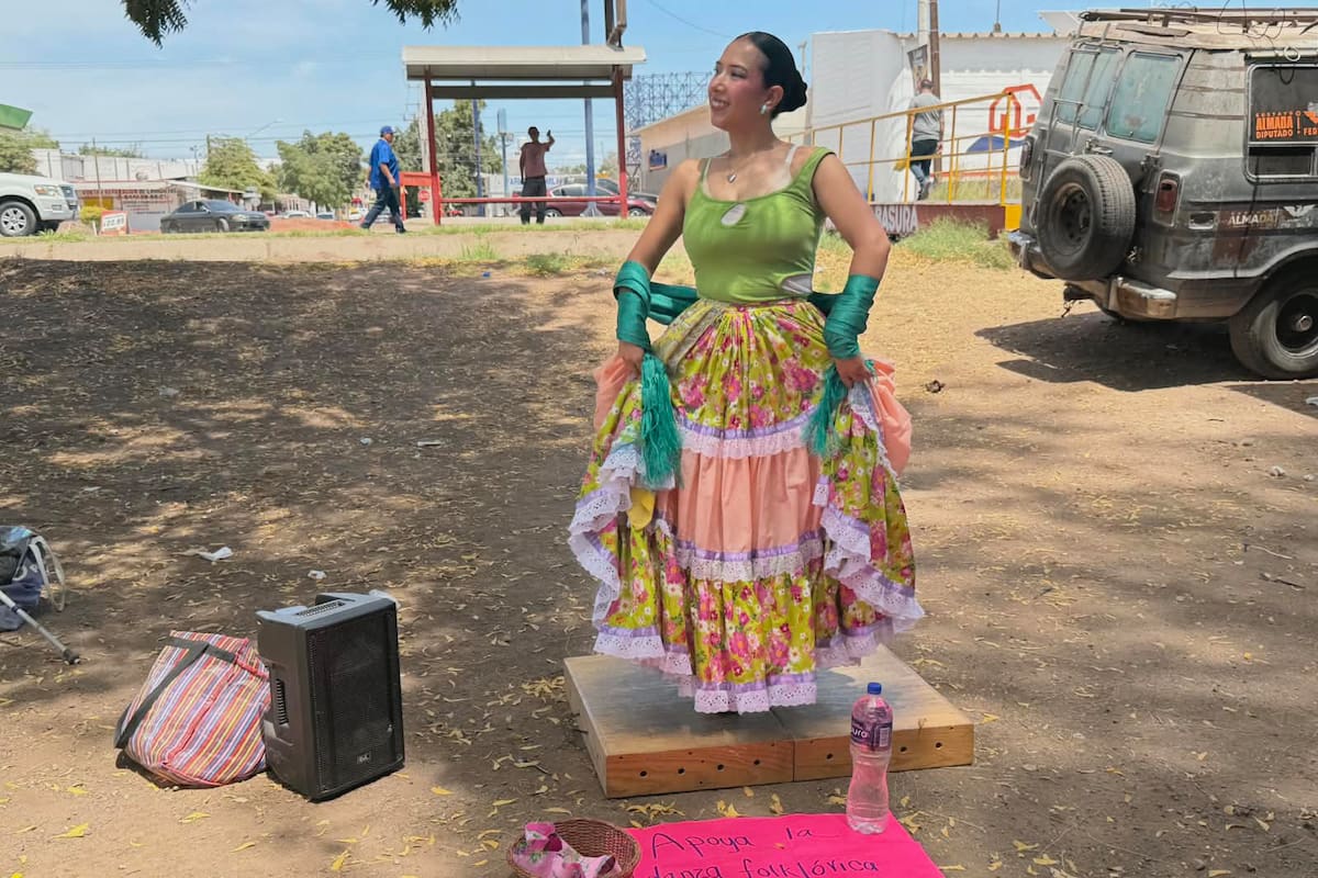 Bailando folclor busca sacar adelante su carrera de danza