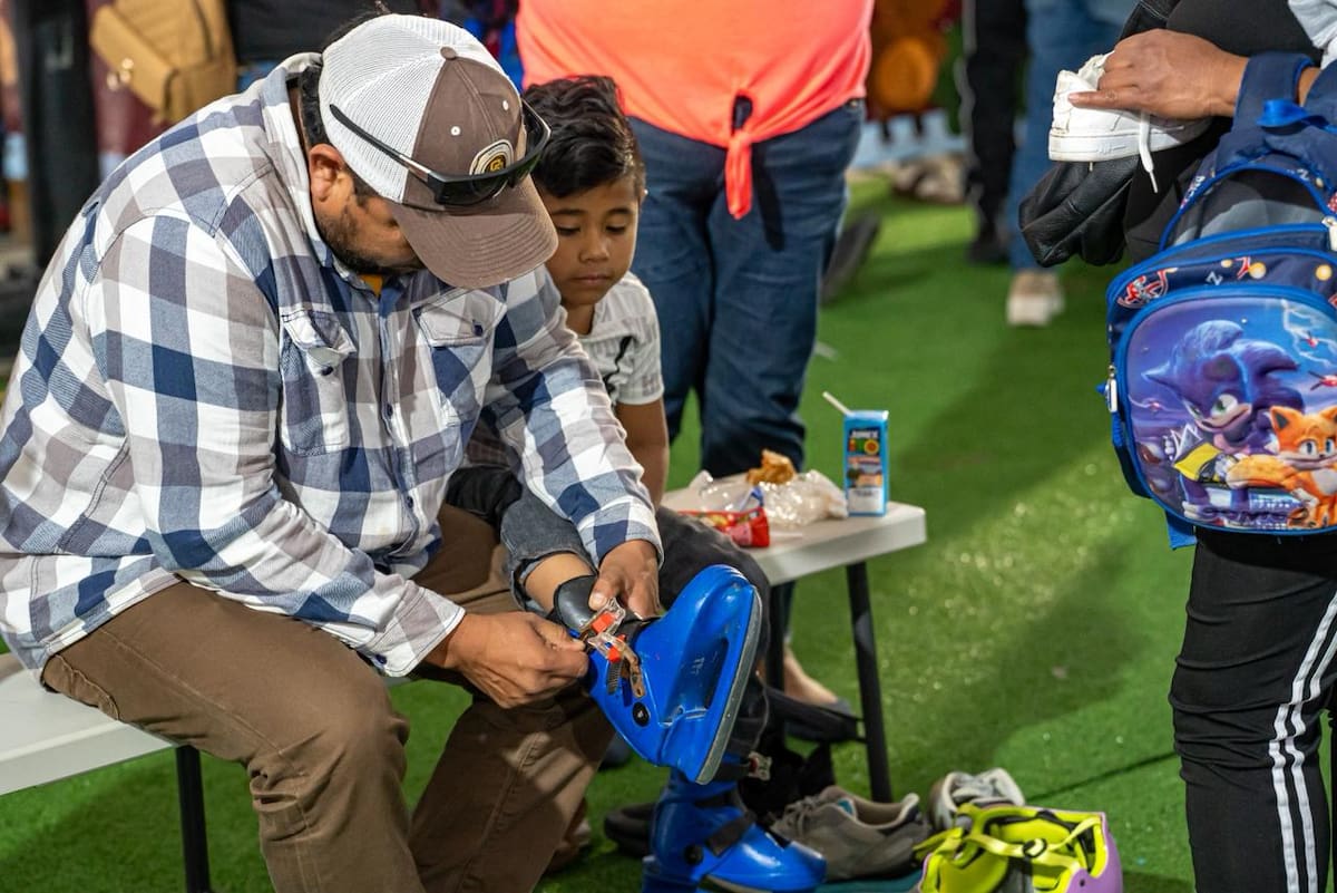 La pista de hielo instalada en la explanada del Monumento a la Madre permanecerá abierta al público del 12 de diciembre al 6 de enero, con entrada gratuita. Foto: Border Zoom