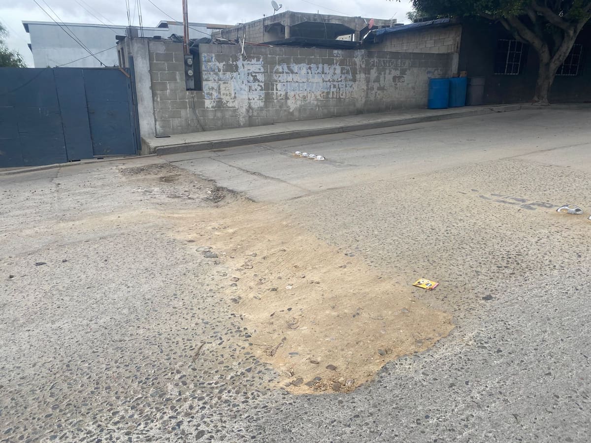 Vehículos particulares y taxis de ruta suelen tomar la calle como “atajo” para evadir el tráfico, lo que afecta en la zona cercana a escuelas. Foto: Emmanuel Castañeda