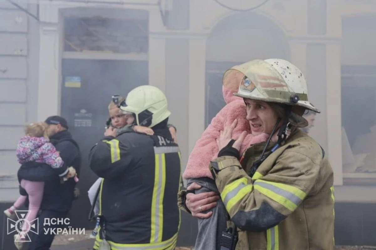 En esta fotografía proporcionada por el Servicio de Emergencias de Ucrania, rescatistas evacuan a niños después de que drones rusos atacaran un jardín de infantes en Járkov, Ucrania, el miércoles 22 de octubre de 2025. | Crédito: Servicio de Emergencias de Ucrania vía AP