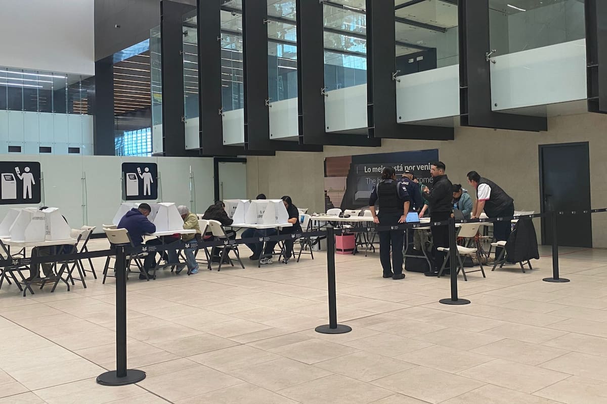 Votan viajeros en casilla especial en Aeropuerto de Tijuana