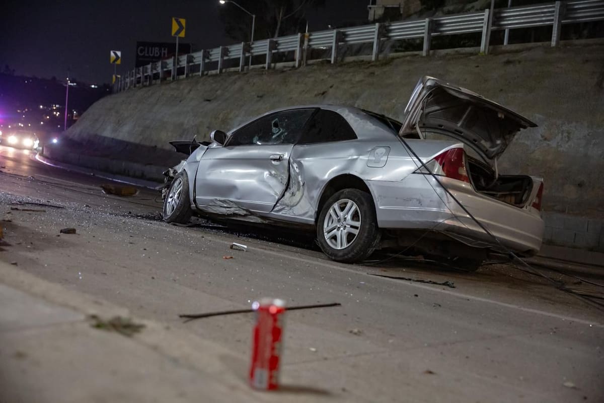 Accidente dejó dos lesionados y afectaciones en la vialidad. Foto: Border Zoom