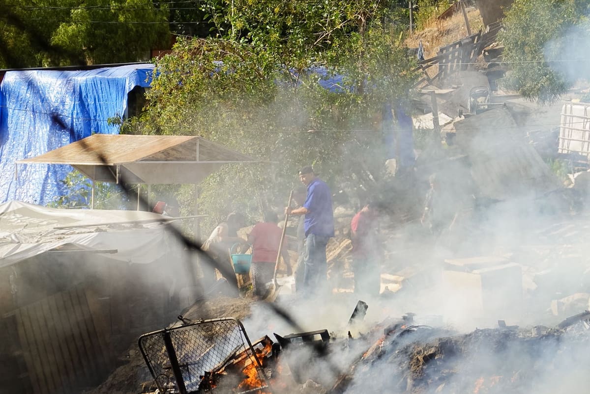 Un incendio registrado la tarde de este jueves 2 de abril en la colonia Del Río Parte Baja generó la movilización de bomberos y Protección Civil, dejando daños materiales. Foto: Border ZOOM