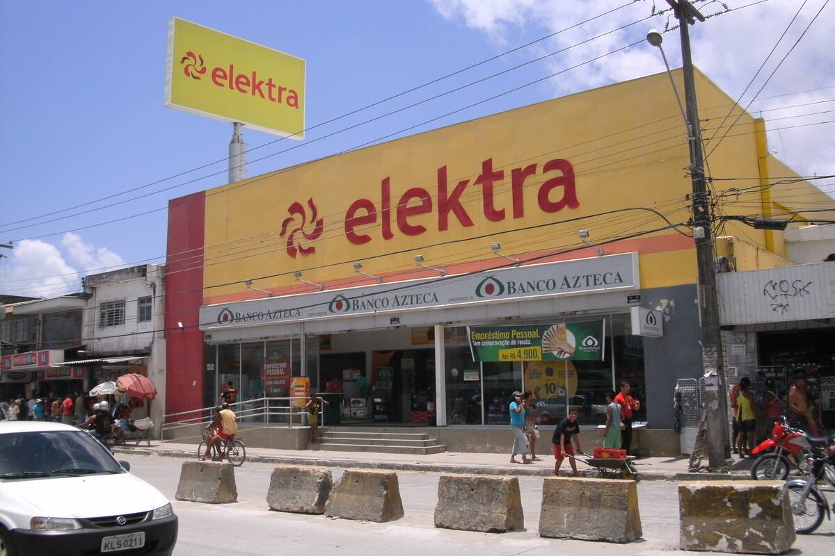 Elektra busca embargar casa a mujer por una lavadora que sacó hace 14 años