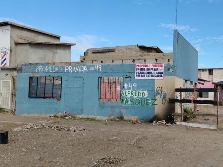 Locatarios viven con zozobra por invasión de personas sin techo en plaza comercial de Rosarito