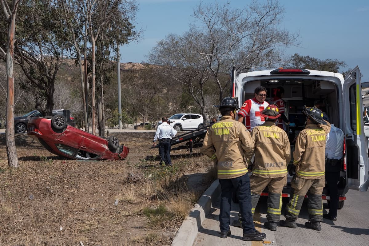 El accidente ocurrió la mañana del sábado sobre la Prolongación Calle Segunda; paramédicos atendieron al adulto mayor, quien no requirió traslado hospitalario. Foto: Border Zoom.