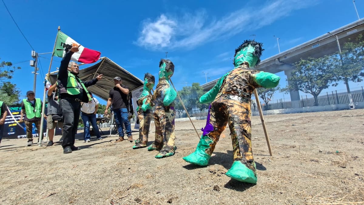 Integrantes de la Alianza Migrante realizaron una protesta con piñatas que representaban a agentes de ICE para exigir justicia y mayor protección para mexicanos en Estados Unidos. Foto: Khennia Reyes
