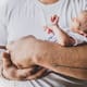Mientras los padres en México reciben solo cinco días de licencia frente a las 12 semanas de las madres, el Congreso analiza reformar la Ley Federal del Trabajo para extender este beneficio y reducir la brecha de género