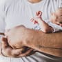Mientras los padres en México reciben solo cinco días de licencia frente a las 12 semanas de las madres, el Congreso analiza reformar la Ley Federal del Trabajo para extender este beneficio y reducir la brecha de género