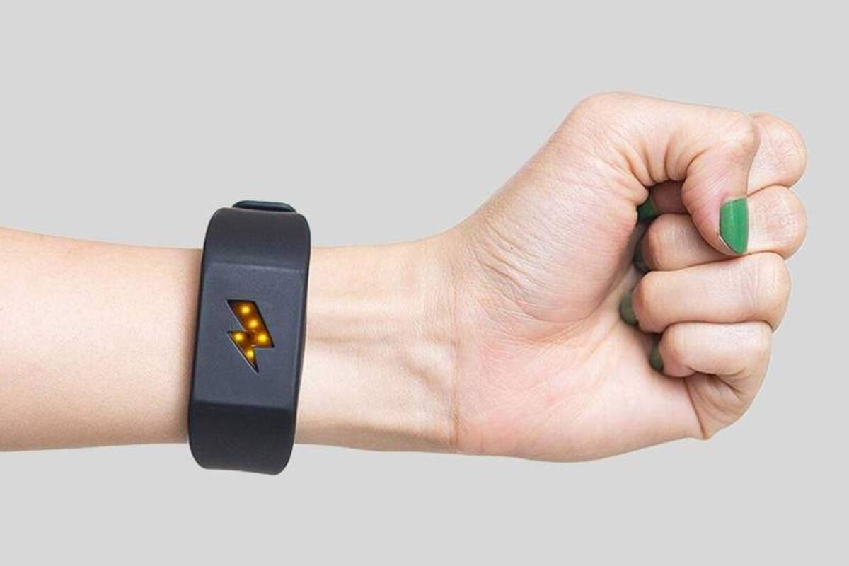 Crean pulsera que te da toques si comes de más