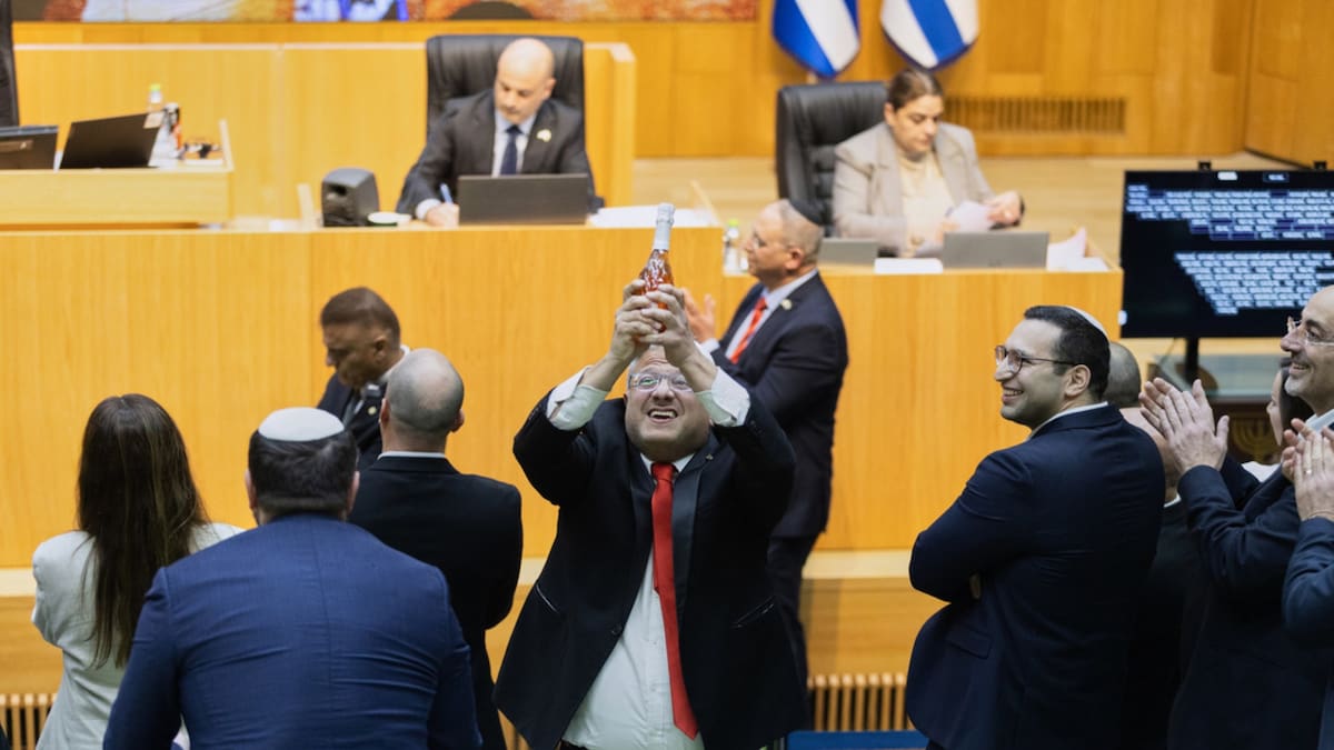 La nueva ley en Israel establece la pena de muerte en un plazo de 90 días para condenados por terrorismo en Cisjordania, incluyendo menores de edad, lo que ha generado críticas internacionales. /AP