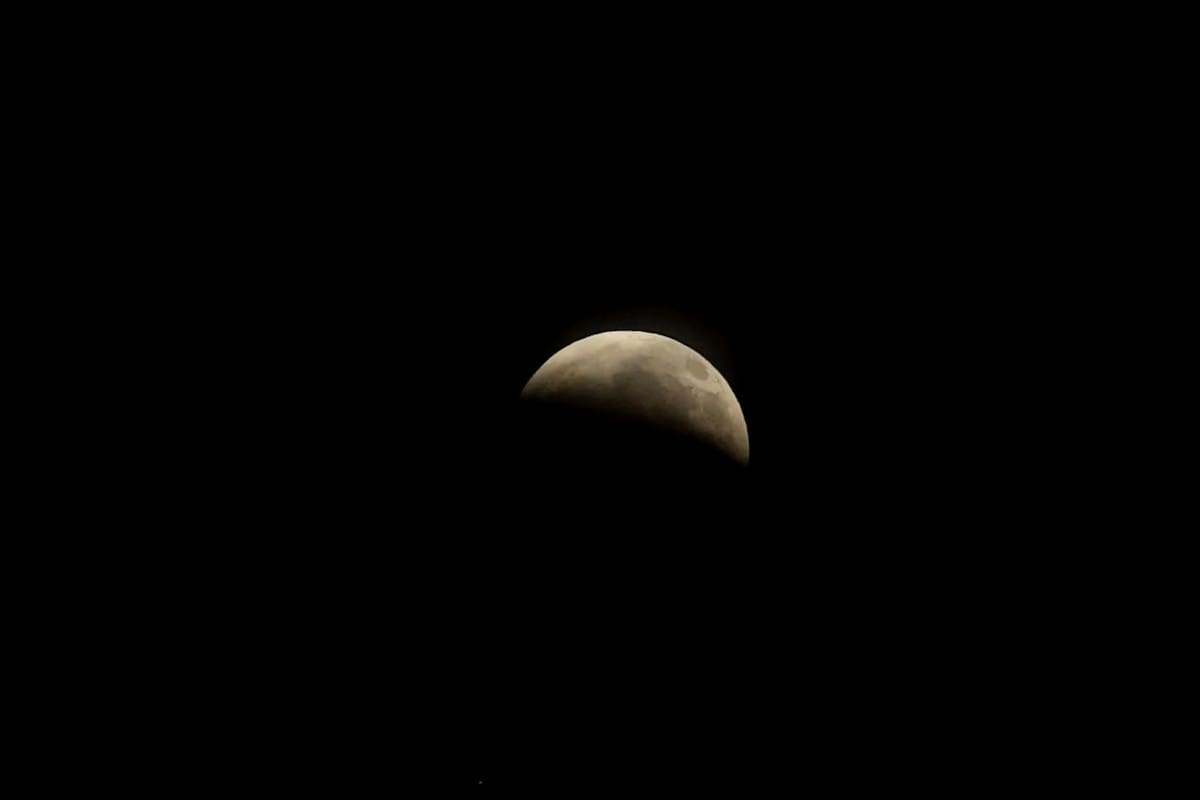 El eclipse lunar parcial pudo observarse desde distintos puntos de Tijuana, donde la Luna adquirió el característico tono rojizo conocido como “Luna de sangre”. Foto: Sergio Ortíz.