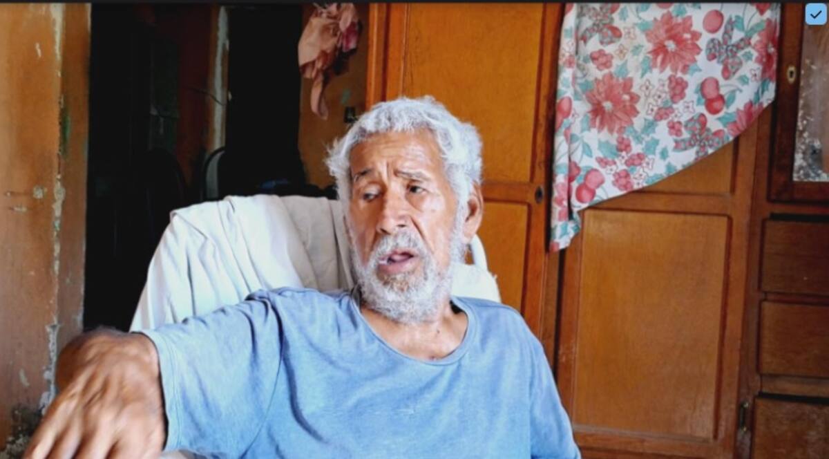 Reyes Bracamontes, de 90 años de edad, afirma que batalla mucho pues él no tiene tinaco en su hogar. FOTO: ESPECIAL