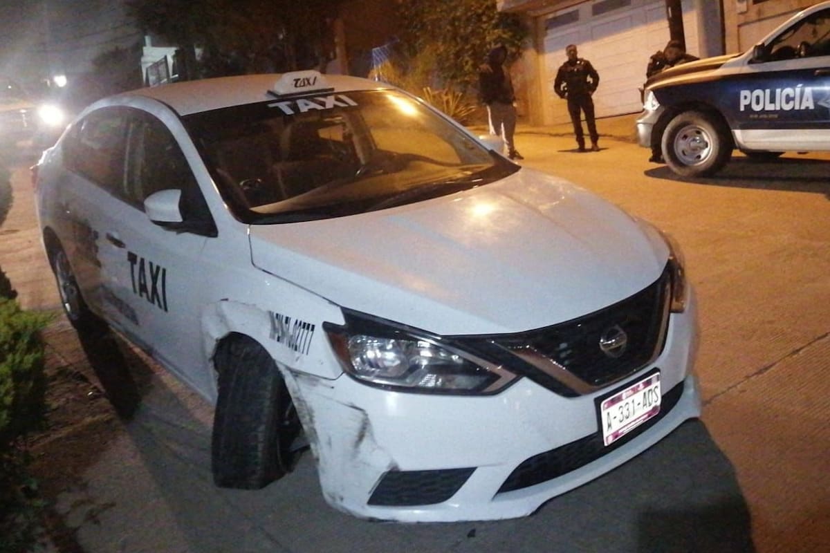 Sujeto asalta a chofer, le roba taxi y se impacta contra vehículo en Rosarito