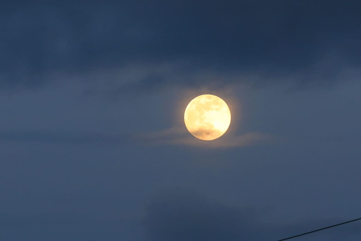 Tras varios días de precipitaciones, los habitantes de Tijuana observaron la primera Luna llena de 2026, conocida como la “Luna de Lobo. Foto: Sergio Ortiz