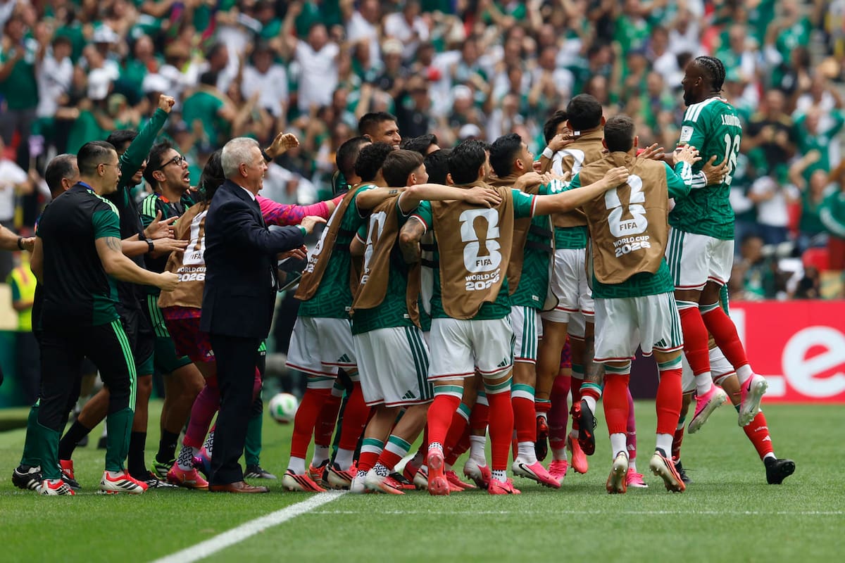 Julián Quiñones (d) de México celebra un gol este jueves, durante un partido del grupo A del Mundial de la FIFA 2026 entre México y Sudáfrica en el estadio Azteca de Ciudad de México (México). | Crédito: EFE/ Sashenka Gutiérrez