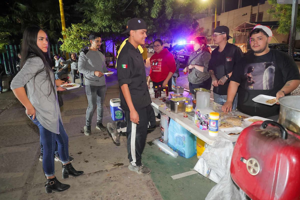 Taquería Sonora Mi Amor regala 800 tacos de carne asada en IMSS de la Juárez en Nochebuena