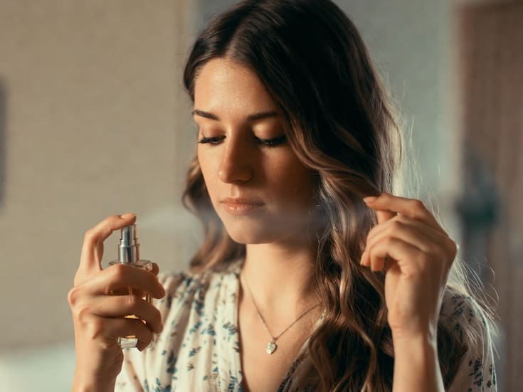 Estos son los riesgos reales de usar perfume en el cabello y por qué los expertos lo desaconsejan