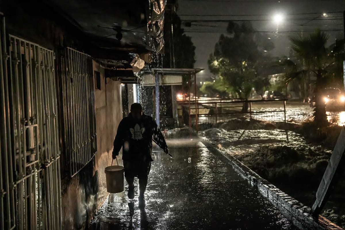 Se desborda canal pluvial en Tijuana y afecta a vecinos de Orozco y Florido Primera Sección