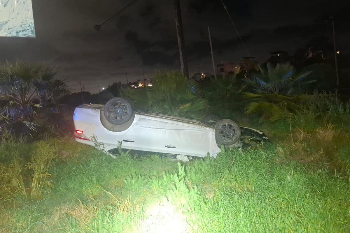 Embiste patrulla y termina volcado en persecución por auto robado en Rosarito