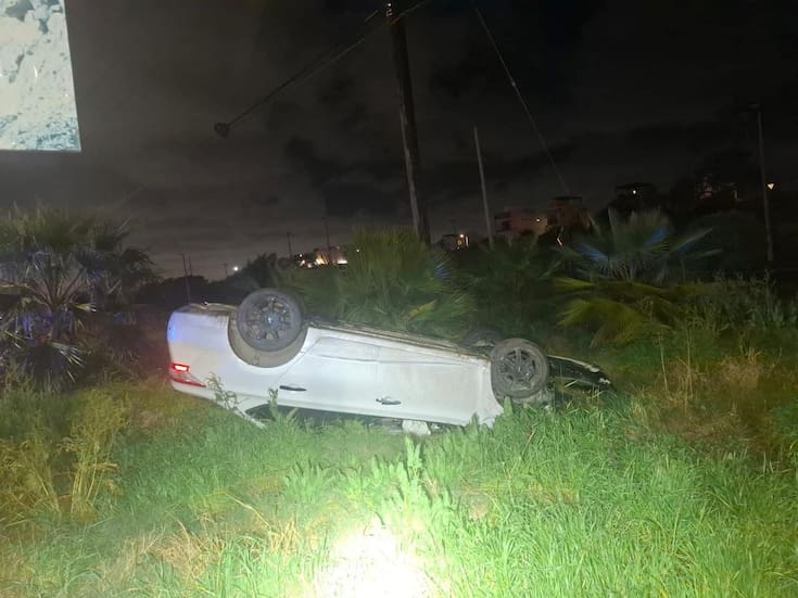 Embiste patrulla y termina volcado en persecución por auto robado en Rosarito