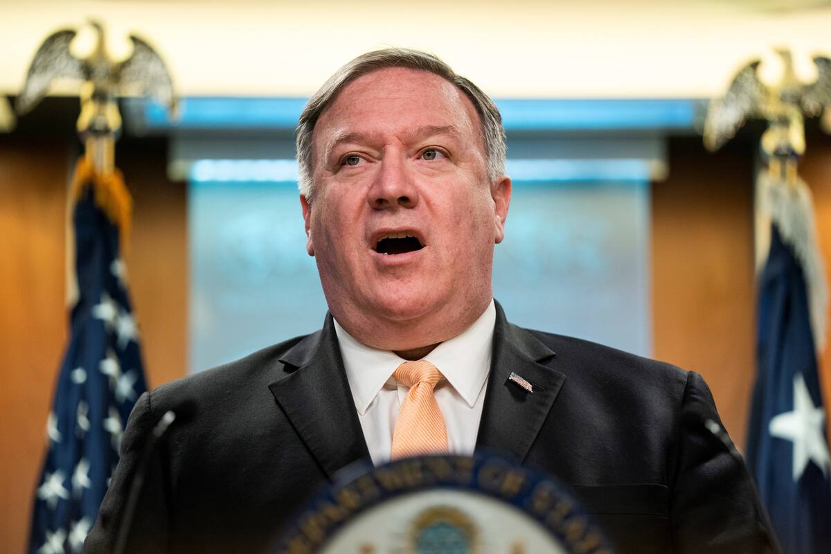 JJL01. WASHINGTON (ESTADOS UNIDOS), 22/04/2019.- El secretario de Estado estadounidense, Mike Pompeo, ofrece una rueda de prensa en Washington D.C (Estados Unidos), este lunes. El Gobierno estadounidense anunció este lunes el fin de las exenciones para la compra de petróleo iraní con el objetivo de reducir "a cero" las exportaciones de Teherán, y aseguró que coordinará el "suministro global" con Arabia Saudí y los Emiratos Árabes Unidos. EFE/ Jim Lo Scalzo