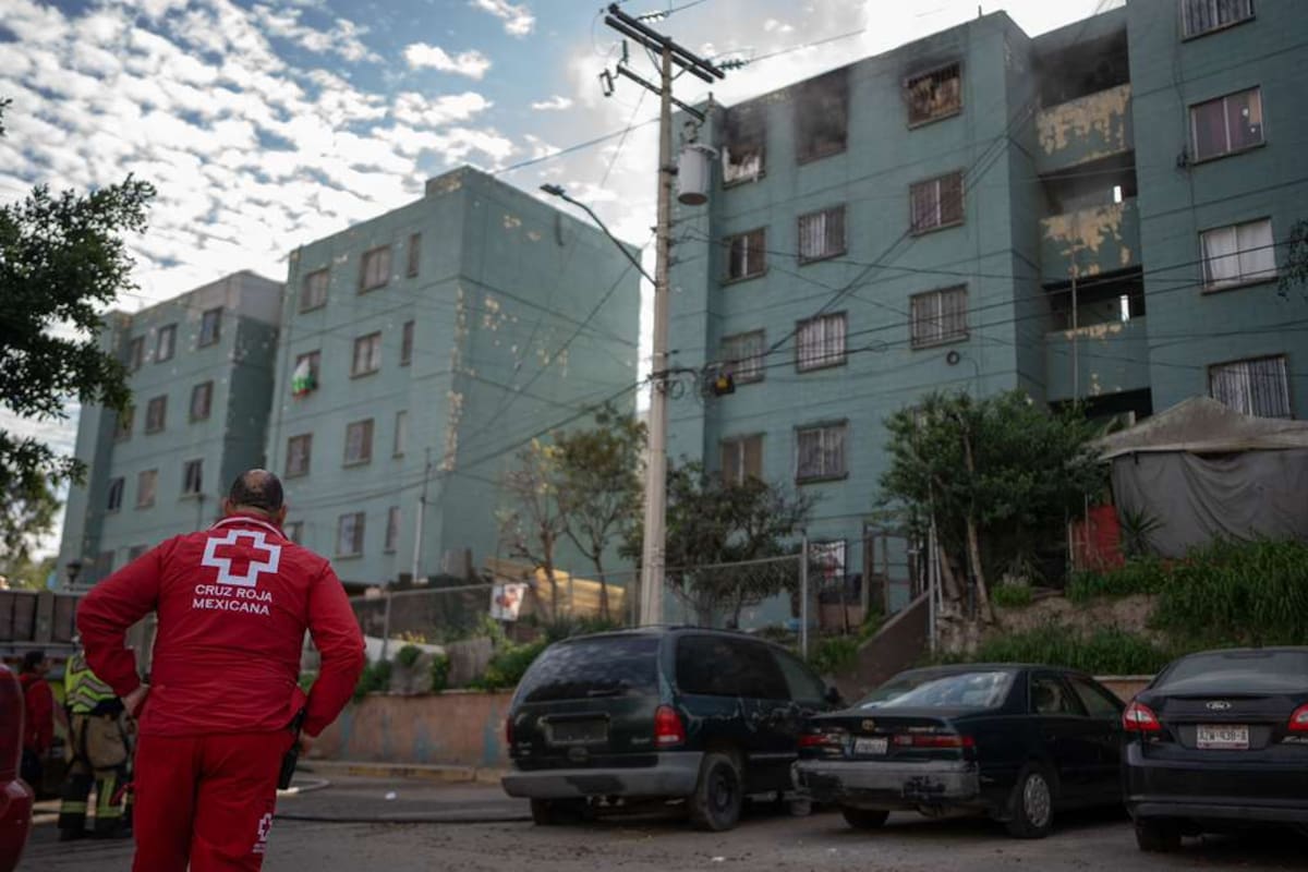 Incendio consume cuarto de un departamento