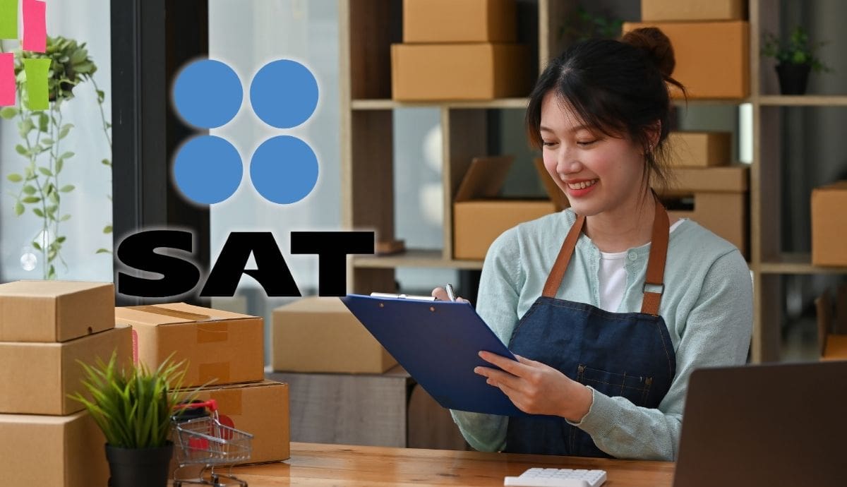 Emprendedora revisando registros contables y de inventario para su pequeño negocio frente al logotipo del Servicio de Administración Tributaria. | Canva