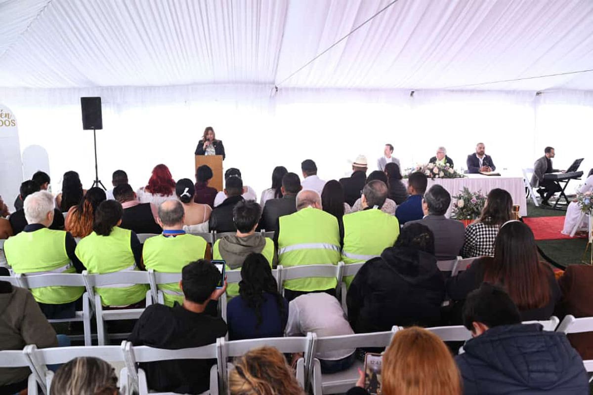 La oficial 01 del Registro Civil, Angélica Félix Domínguez, encabezó la ceremonia.