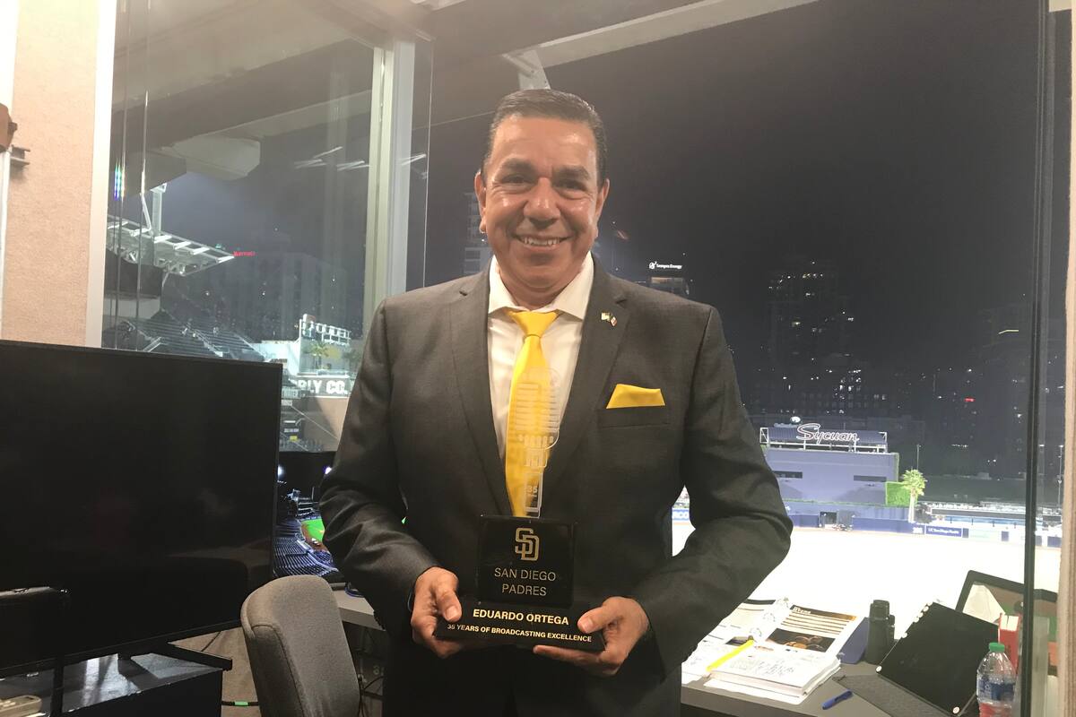 Tijuanense Eduardo Ortega es reconocido por los Padres de San Diego
