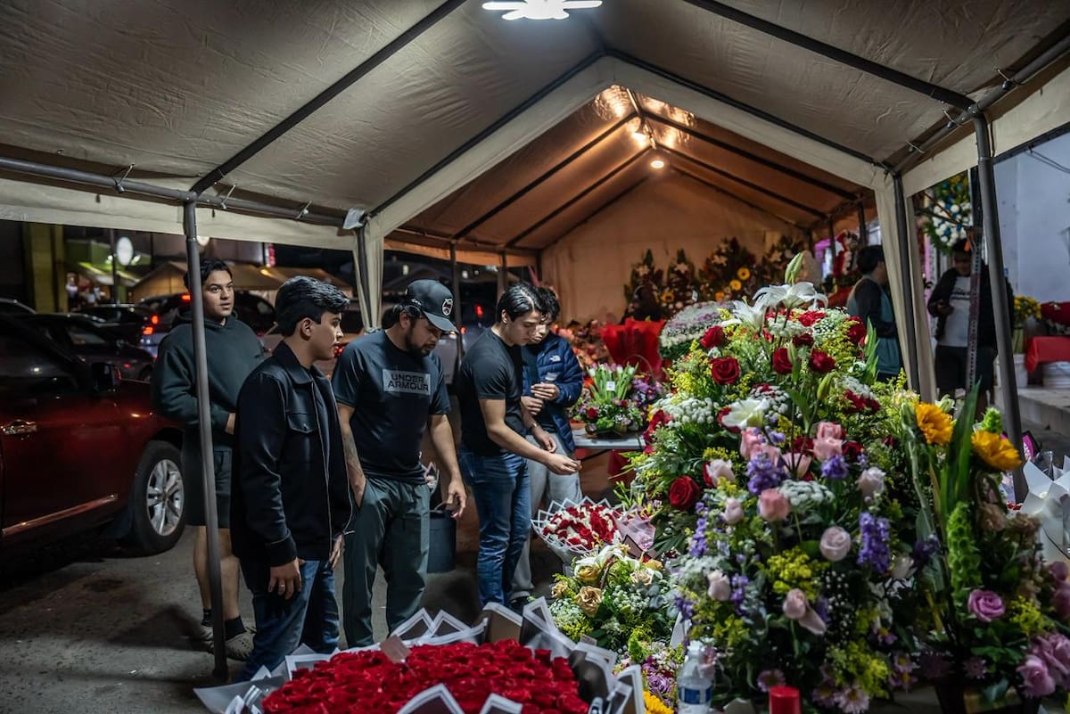 Florerías registran importante afluencia en la calle Quinta, donde los ramos “buchones” encabezan la demanda. Foto: Border Zoom