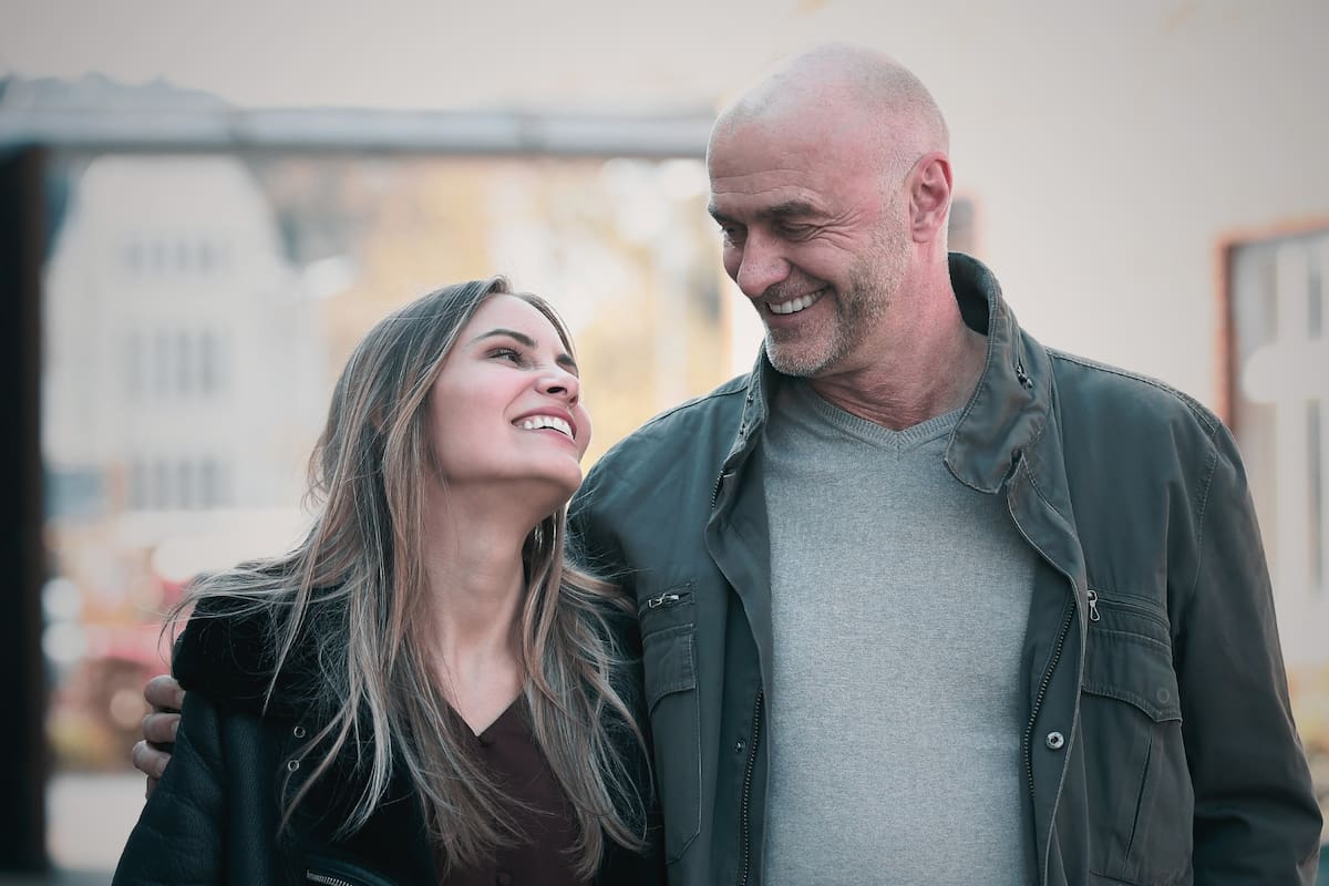 Qué tanto afecta la diferencia de edad en una relación de pareja, según la psicología