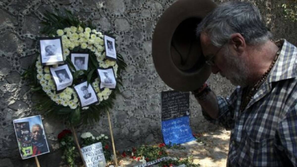 Javier Sicilia rinde homenaje a su hijo Juan Francisco y a las demás víctimas, recordando su lucha contra la violencia en México. / Foto: Especial