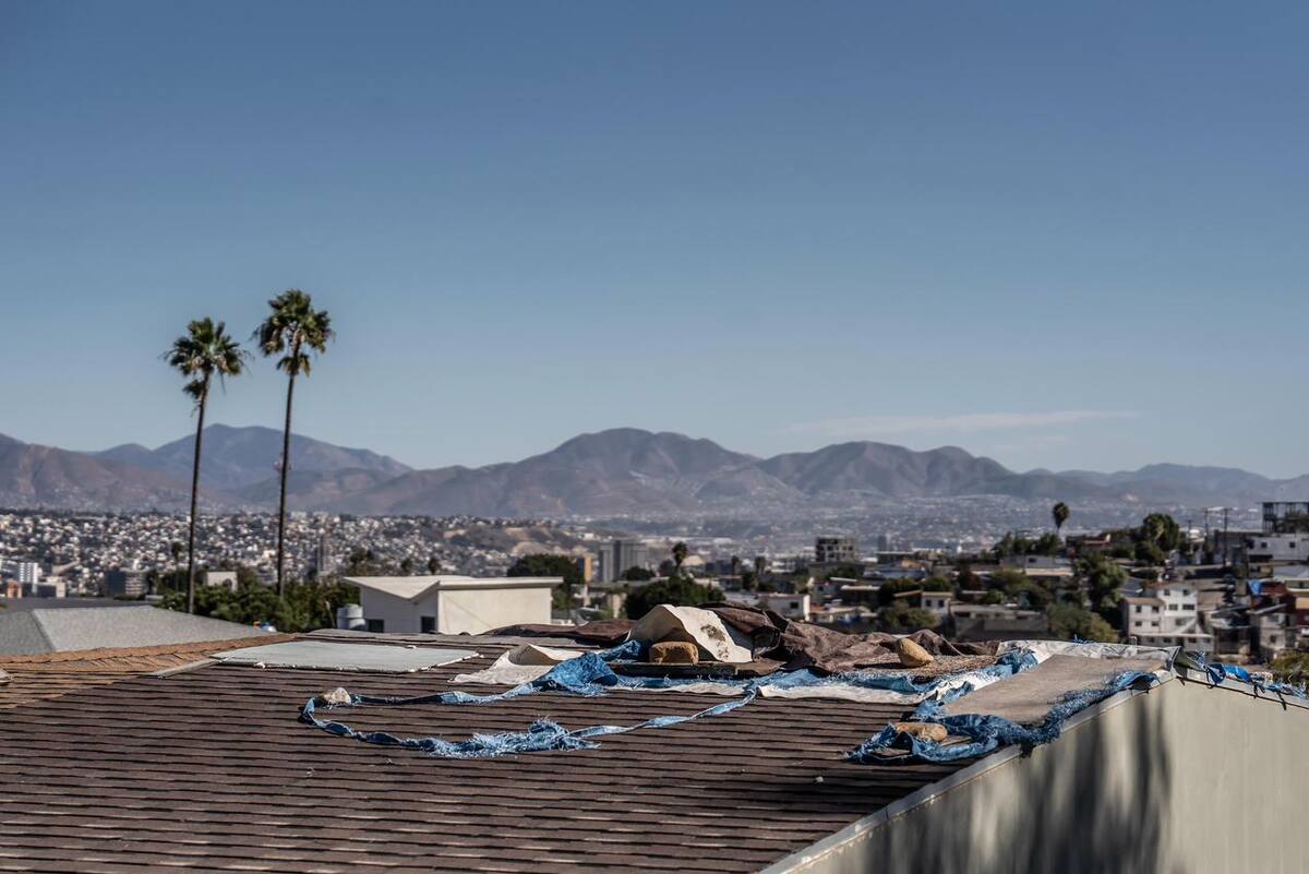 En la colonia El Valle, sobre la calle Paseo del Roble se quedaron sin servicio eléctrico luego de escuchar la explosión de un transformador. Foto: Border Zoom