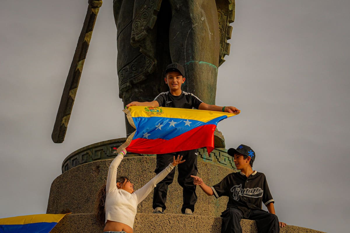 Desde las 14:30 horas, algunos venezolanos se reunieron en la glorieta Cuauhtémoc con pancartas y banderas. Foto: Leonardo Gonzales