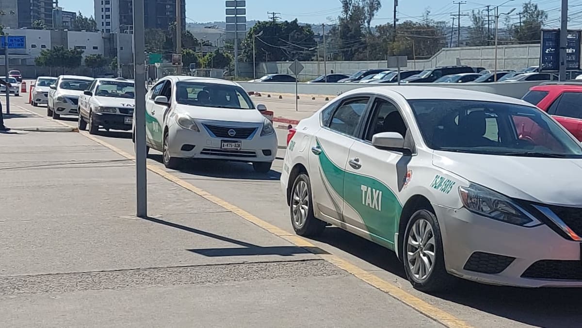 Por tercer día consecutivo, la Central Camionera de Tijuana registra menor movimiento de pasajeros tras los bloqueos e incendios derivados del asesinato de Nemesio Oseguera Cervantes, “El Mencho”, afectando también a taxistas. Foto: Khennia Reyes