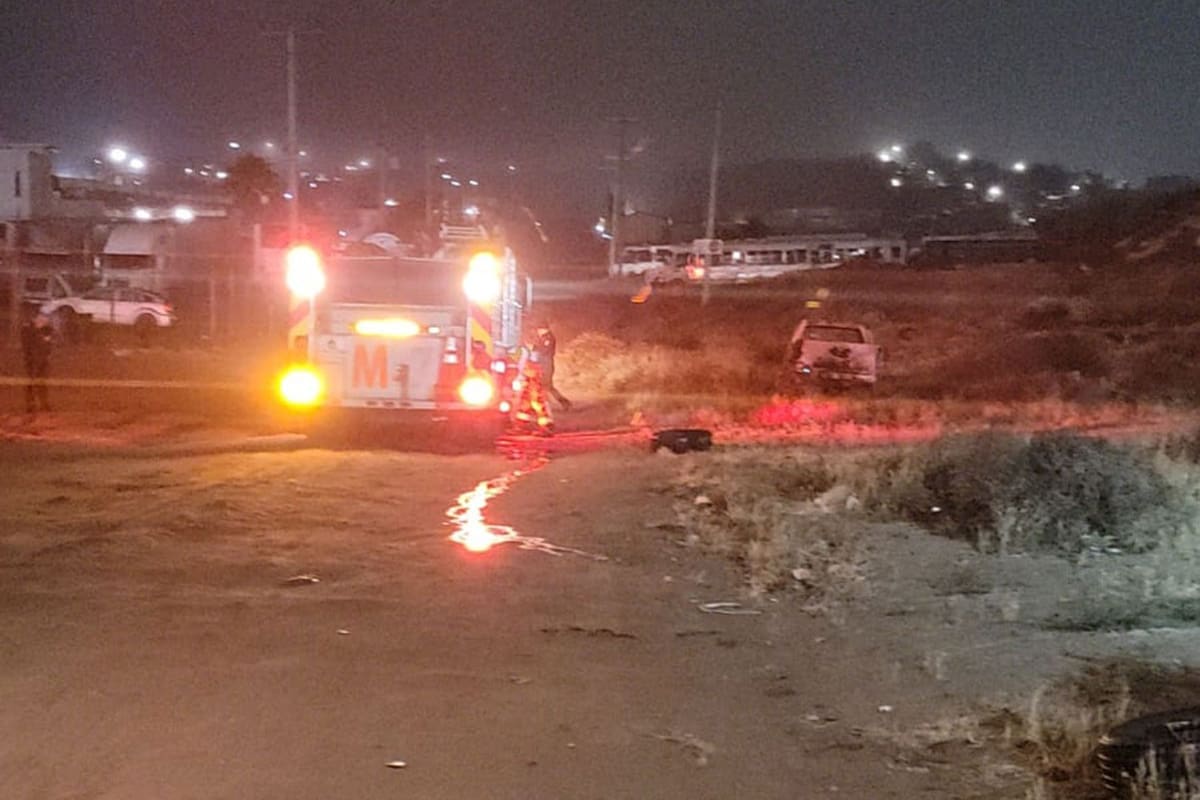 Localizan tres cadáveres dentro de camioneta en llamas