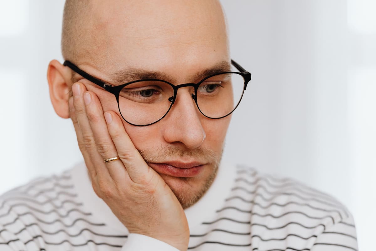 Cómo saber si alguien es infeliz a través de cómo habla, según la psicología