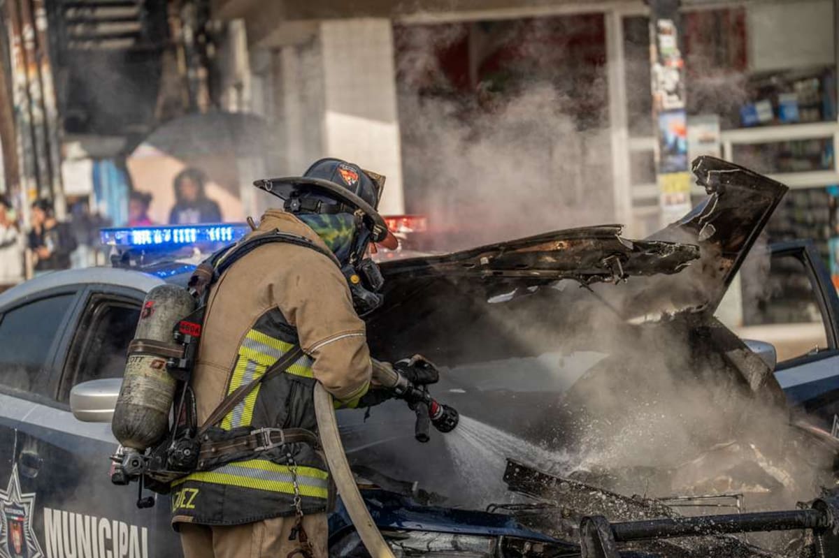 El vehículo policial presentó humo y llamas en el motor; bomberos controlaron el fuego y no hubo personas lesionadas. Foto: Border Zoom