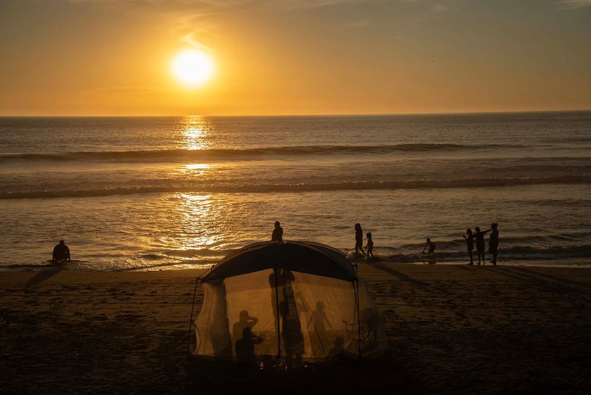 El atardecer de este martes en Playas de Tijuana reunió a decenas de personas frente al mar tras una jornada de altas temperaturas en la ciudad. Foto: BorderZoom