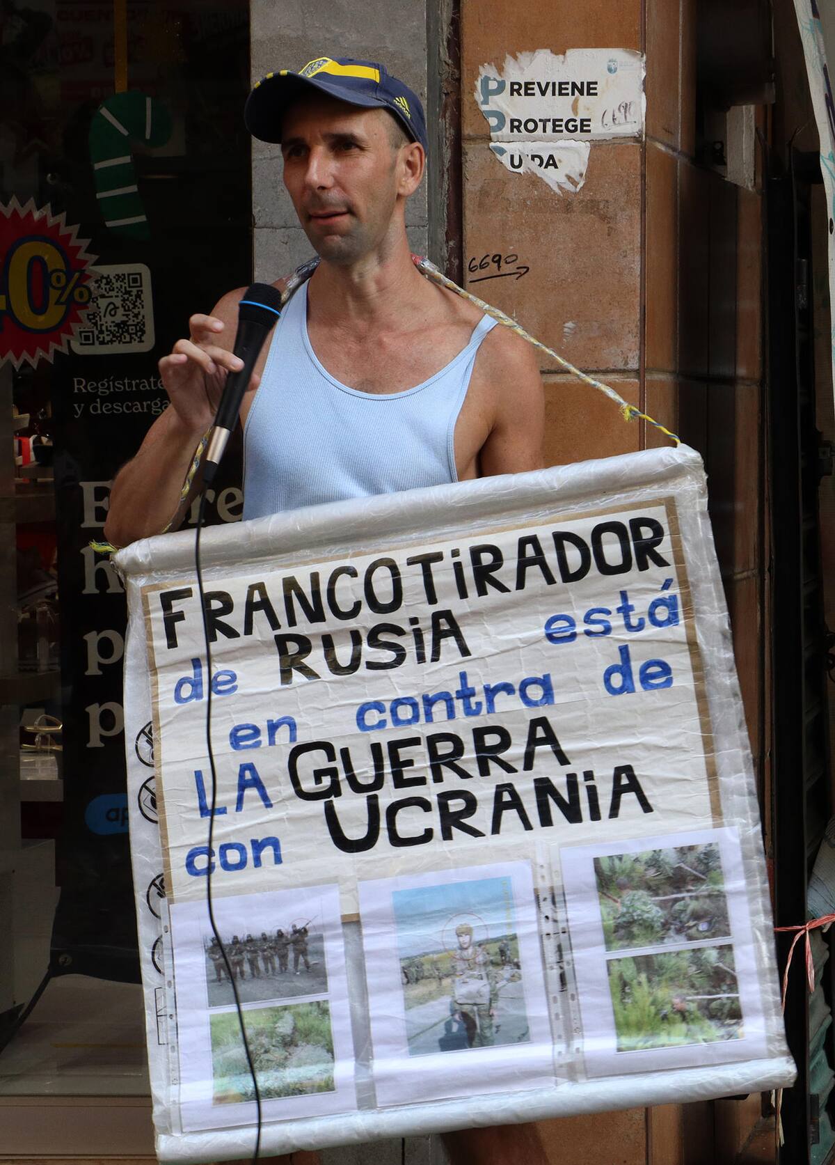 Tajir, migrante de origen ruso interpreta canciones el 3 de enero de 2025, en el municipio de Tapachula en Chiapas (México). EFE